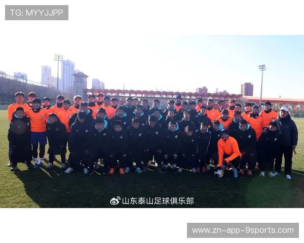 足球俱乐部通过校园巡回训练吸引更多学龄儿童参与足球运动，校园足球俱乐部的作用